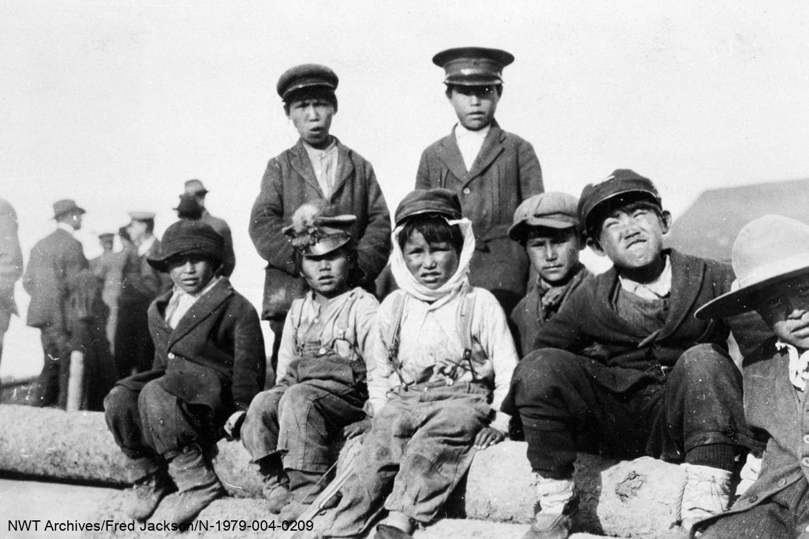 Photographie de jeunes garçons jouant sur un rondin sur le fleuve Mackenzie prise par Fred Jackson, un employé de la Compagnie de la Baie d’Hudson, en 1922. À cette époque, la photographie devient populaire pour capturer les moments de la vie dans le Nord. Plusieurs des photographies de M. Jackson prises à cette époque sont incluses dans notre collection.