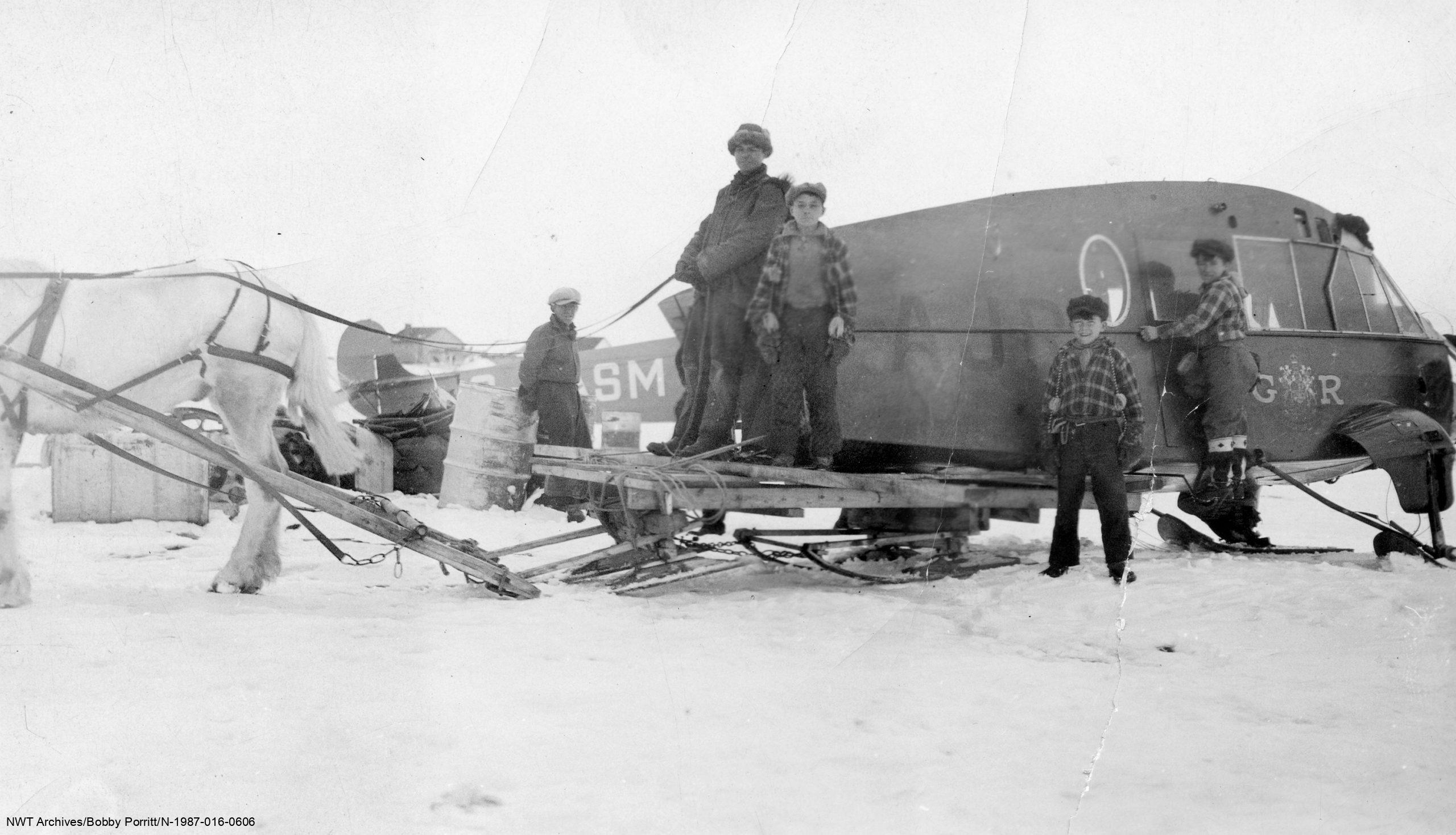 Traîneau tiré par des chevaux et corps sans ailes d’un avion Bellanca de la GRC écrasé à Fort Resolution, 1930.