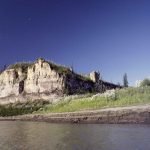 Atachùukąįį, un grand chef gwich’in, quitta son canot alors qu’il poursuivait un géant mangeur d’hommes nommé Ch’ ii Choo : c’est ainsi que la formation rocheuse Chuu Niint’aii K’it (les remparts) fut créée. On peut encore y voir un gros rocher qui ressemble à un canot renversé.