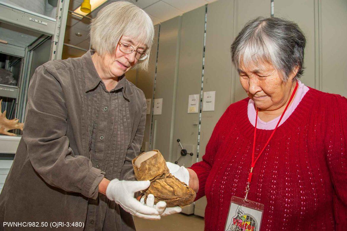 Kate Inuktalik d’Ulukhaktok tenant le kamik.