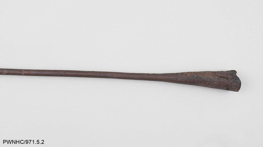 es outils de la chasse commerciale à la baleine comprenaient la lance à main et le matériel de dépeçage. Cette lance à main, également appelée « fer à tuer », était utilisée pour la chasse à la baleine dans la mer de Beaufort.