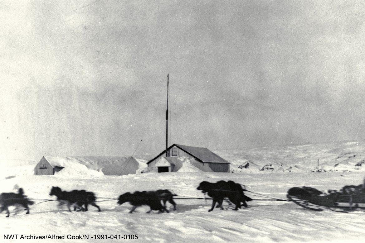 Entrepôts de la police et des douanes à l’île Herschel, 1924-1927. 