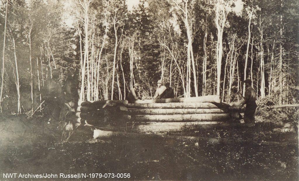Cabane en rondins en construction dans le parc national Wood Buffalo, 1926.