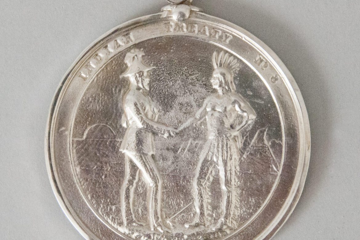 Cette réplique de la médaille du traité commémore le 100e anniversaire de la signature du Traité no 8 à Denı́nu Kų́ę́ (Fort Resolution) en 1899. 