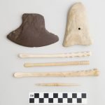 Matériel archéologique trouvé dans la région de Kittigazuit, notamment une lame d’ulu, un manche en bois de cervidé, trois cuillères à moelle et une cheville.