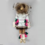 Une poupée portant le style de parka Mère Hubbard. Fabriquée par Jessie Amos d’Inuvik, 1969. 
