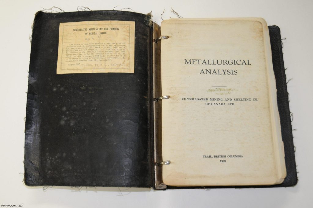 Livret sur la métallurgie remis par Cominco à ses ingénieurs de terrain. William McDonald s’est servi de ce livret lors de ses activités de prospection autour de Pine Point en 1927.