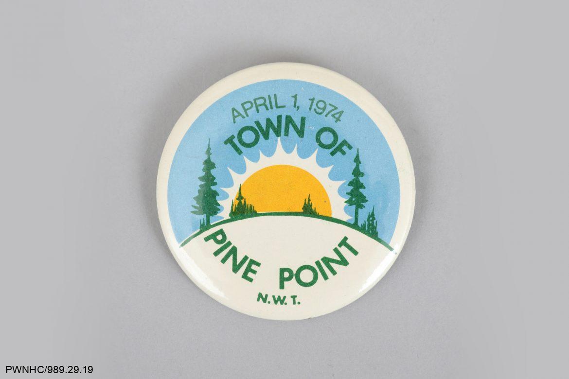 Épinglette souvenir de la ville de Pine Point, 1974