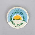 Épinglette souvenir de la ville de Pine Point, 1974