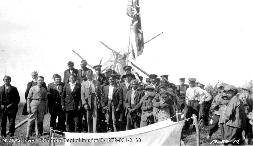 Réception de l’argent du traité à Hay River, en 1924. Beaucoup de controverses entourent encore les promesses faites pour inciter les Dénés à signer.