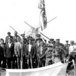 Réception de l’argent du traité à Hay River, en 1924. Beaucoup de controverses entourent encore les promesses faites pour inciter les Dénés à signer.