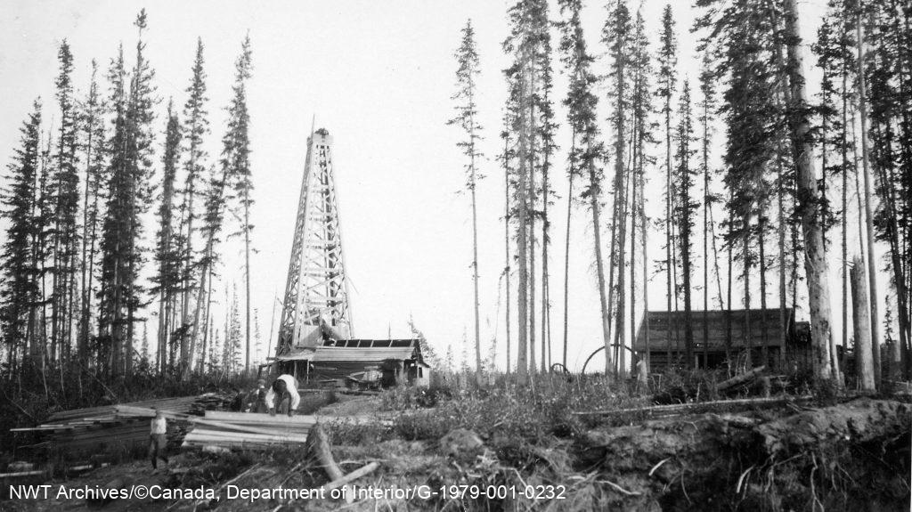 Un puits de pétrole à Norman Wells appartenant à l’Imperial Oil, 1925.