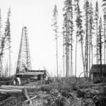 Un puits de pétrole à Norman Wells appartenant à l’Imperial Oil, 1925.