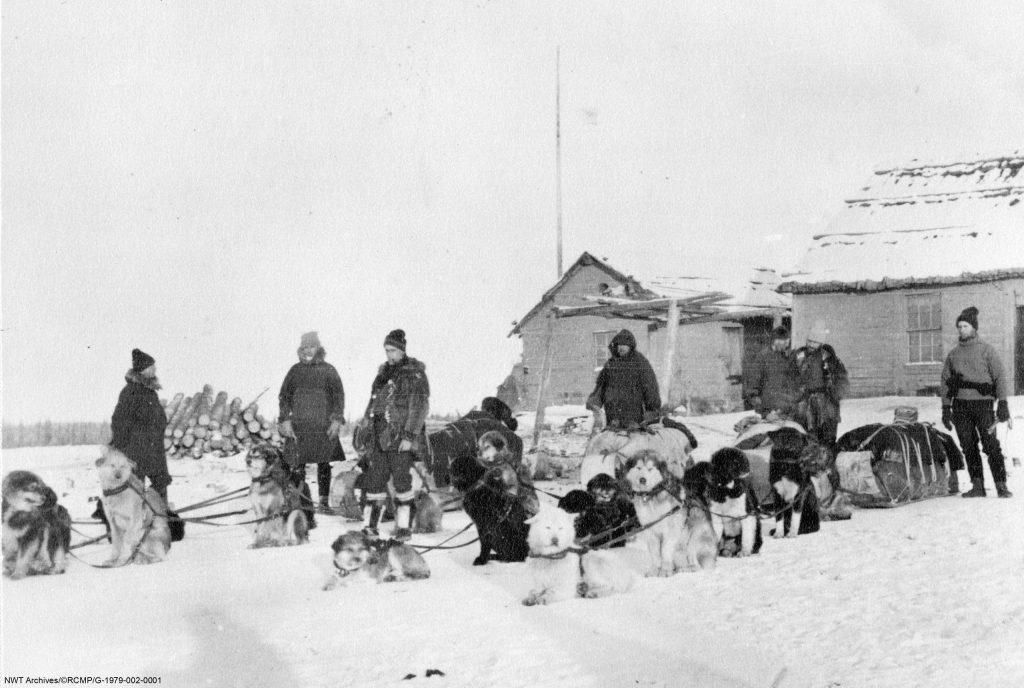 Une patrouille de la police montée se prépare à quitter Fort McPherson pour retourner à Dawson City au printemps 1910. Les traîneaux à chiens étaient le seul moyen de se déplacer entre les postes isolés.