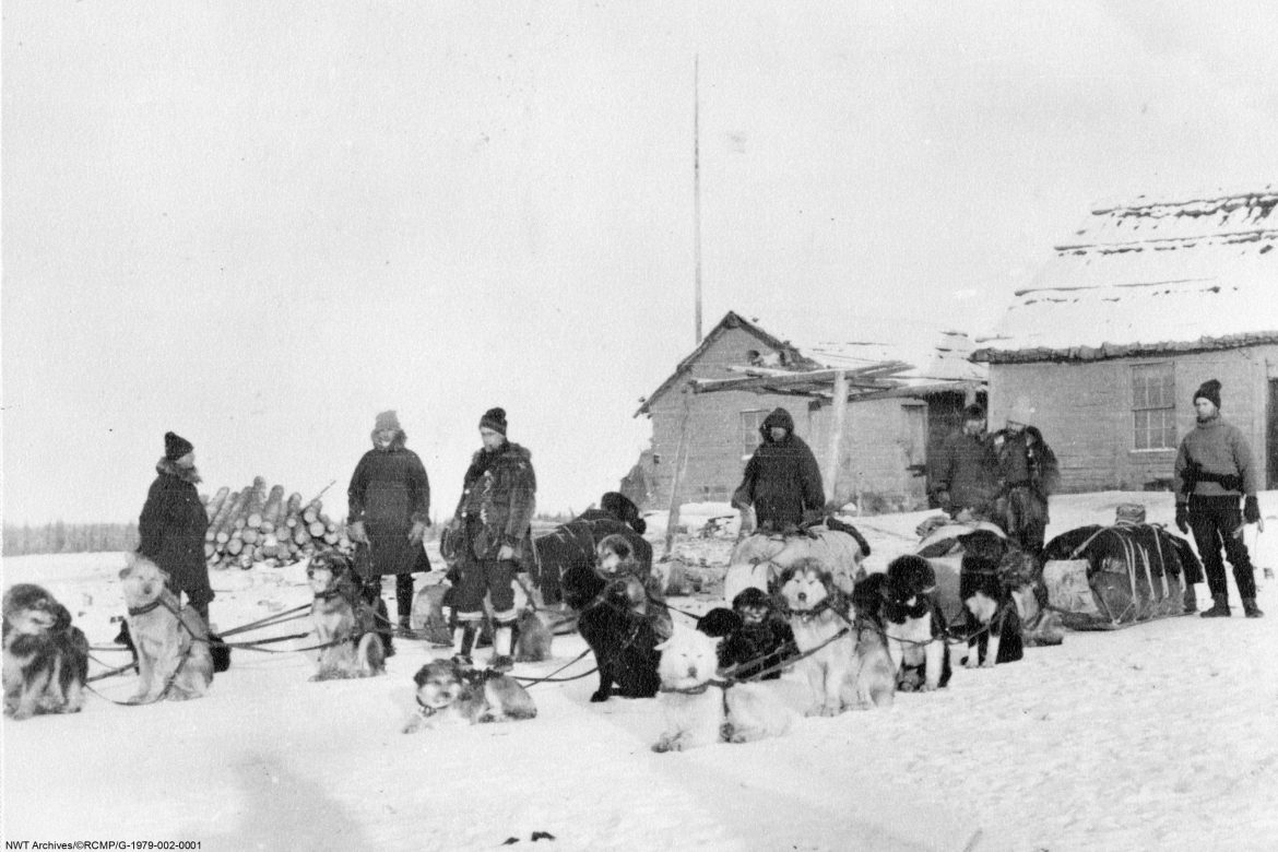 Une patrouille de la police montée se prépare à quitter Fort McPherson pour retourner à Dawson City au printemps 1910. Les traîneaux à chiens étaient le seul moyen de se déplacer entre les postes isolés.