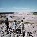 Trois personnes observent la mine à ciel ouvert de Pine Point, 1967. La ville a cessé d’exister quand la mine a arrêté d’être rentable. 