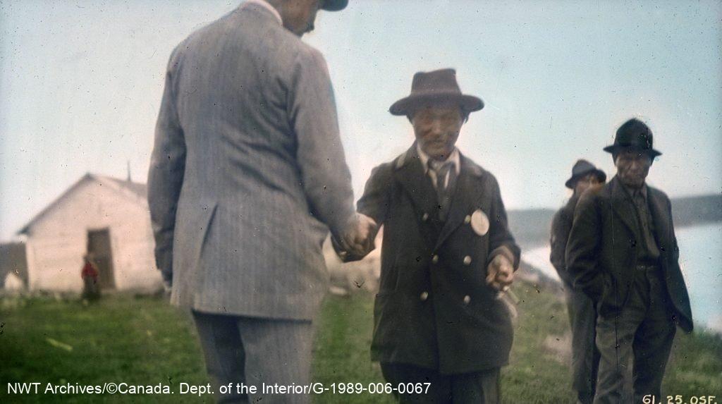 Le chef Tseleie serre la main du gouverneur général pendant les journées anniversaires des traités à Fort Good Hope, dans les années 1930.