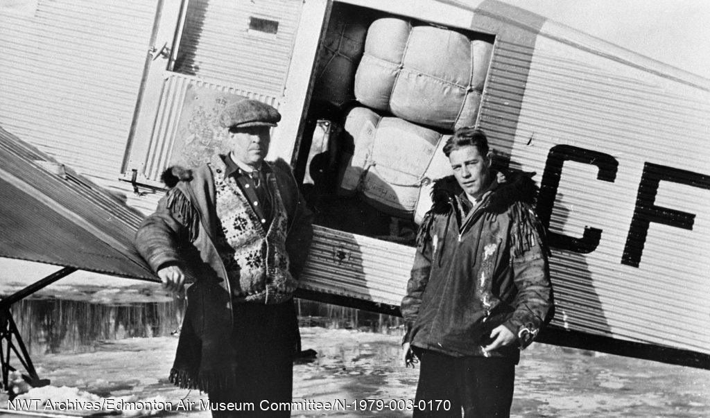 Matt Berry et Frank Hartley de la Canalaska Fur Company, avec un chargement de fourrure de renard blanc destiné aux marchés de New York au début des années 1930.