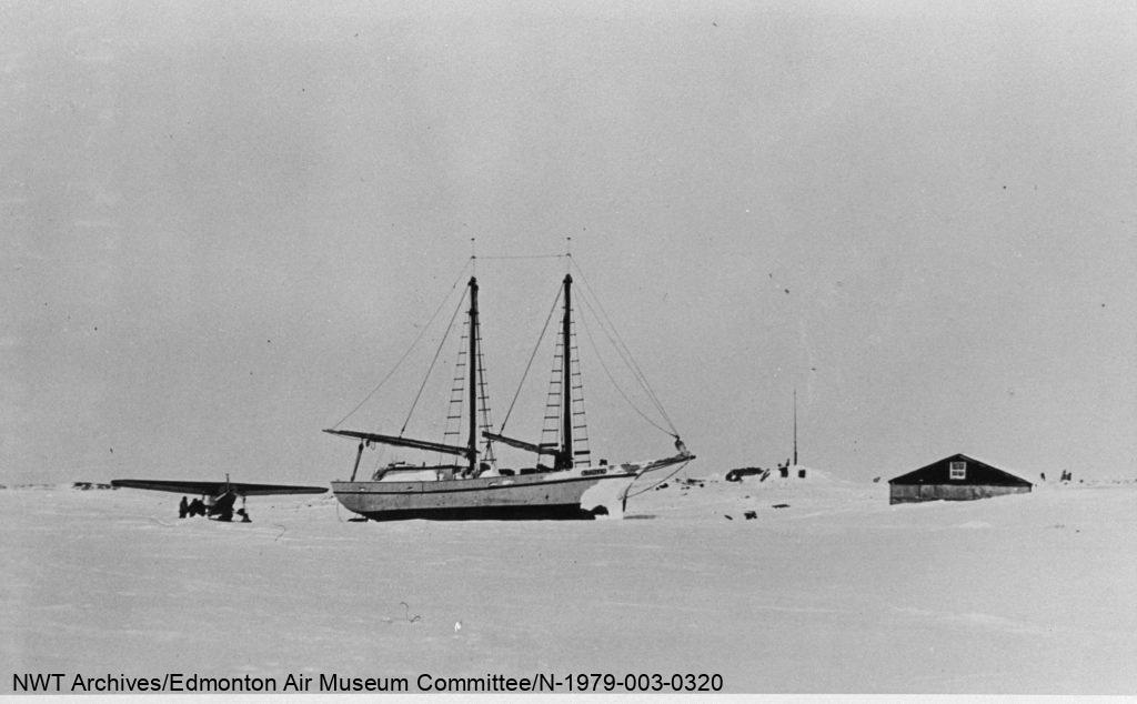 Goélette de Patsy Klengenberg, entrepôt et résidence, Île Wilmot, 1930. Fokker Super visible en arrière-plan.