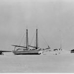 Goélette de Patsy Klengenberg, entrepôt et résidence, Île Wilmot, 1930. Fokker Super visible en arrière-plan.