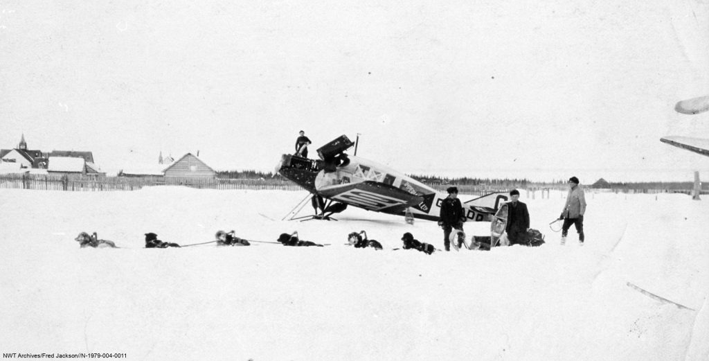 L’ancien et le nouveau : le sergent H. « Nitchie » Thorne est sorti du Nord en traîneau à chiens, transportant Albert LeBeau à Peace River. De gauche à droite : Le maître de chiens autochtone, Elmer Fullerton et le sergent H. Thorne, GRC.   Fort Simpson, 1921.