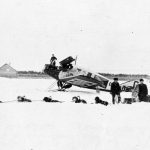 L’ancien et le nouveau : le sergent H. « Nitchie » Thorne est sorti du Nord en traîneau à chiens, transportant Albert LeBeau à Peace River. De gauche à droite : Le maître de chiens autochtone, Elmer Fullerton et le sergent H. Thorne, GRC.   Fort Simpson, 1921.