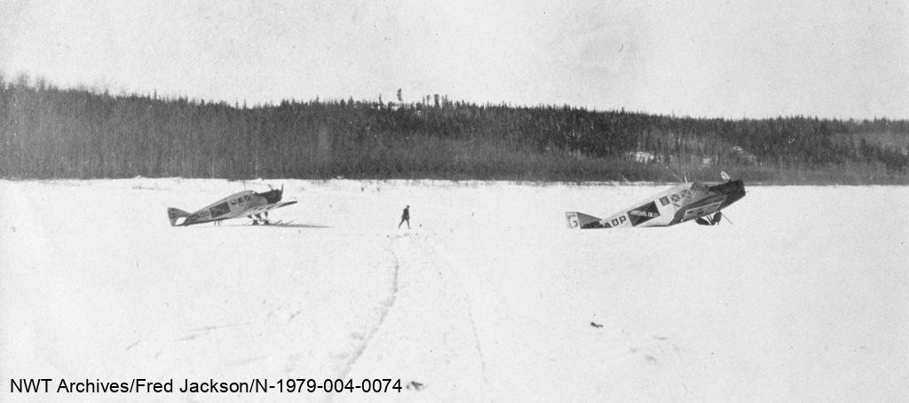Deux avions de l’Imperial Oil Company, Vic et René, à Fort Simpson, en avril 1921. Après avoir été équipés d’hélices et de skis artisanaux.