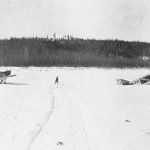 Deux avions de l’Imperial Oil Company, Vic et René, à Fort Simpson, en avril 1921. Après avoir été équipés d’hélices et de skis artisanaux.