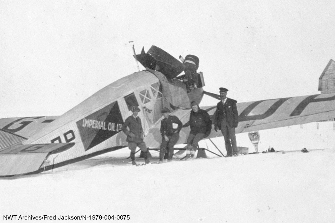 Avion de l’Imperial Oil Company à la mission R.C. de Fort Simpson, aux TNO, après avoir testé l’hélice artisanale le 15 avril 1921. De gauche à droite : Fred Jackson, Elmer Fullerton (pilote), le capitaine Gorman (pilote), Jimmy Robillard et Bill Hill (ingénieur) dans l’avion.