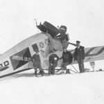 Avion de l’Imperial Oil Company à la mission R.C. de Fort Simpson, aux TNO, après avoir testé l’hélice artisanale le 15 avril 1921. De gauche à droite : Fred Jackson, Elmer Fullerton (pilote), le capitaine Gorman (pilote), Jimmy Robillard et Bill Hill (ingénieur) dans l’avion.