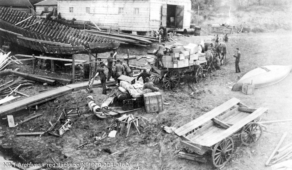 Portage à Fort Smith, 1922. Notez le bateau en construction.