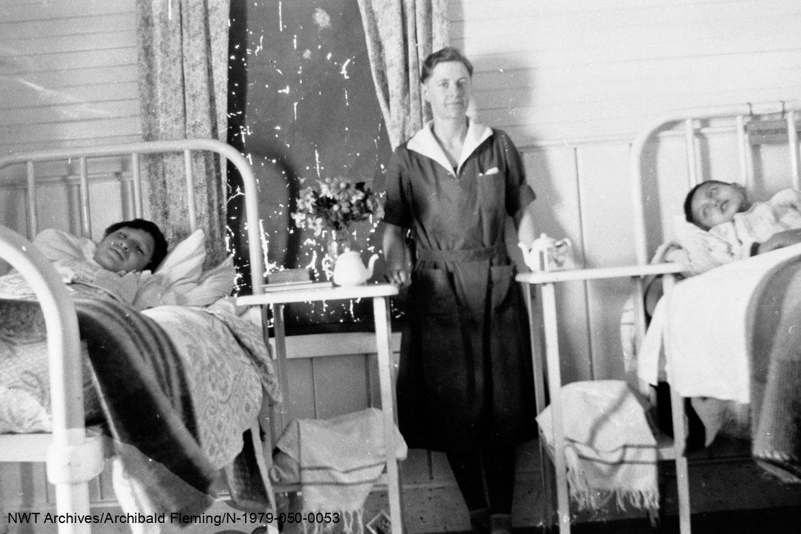 L’infirmière Mildred Rundle avec ses parents à l’hôpital All Saints, à Aklavik, 1937.