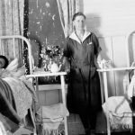 L’infirmière Mildred Rundle avec ses parents à l’hôpital All Saints, à Aklavik, 1937.