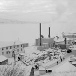 Cette photo montre le principal site minier de Port Radium. Des ouvriers marchent entre les bâtiments.