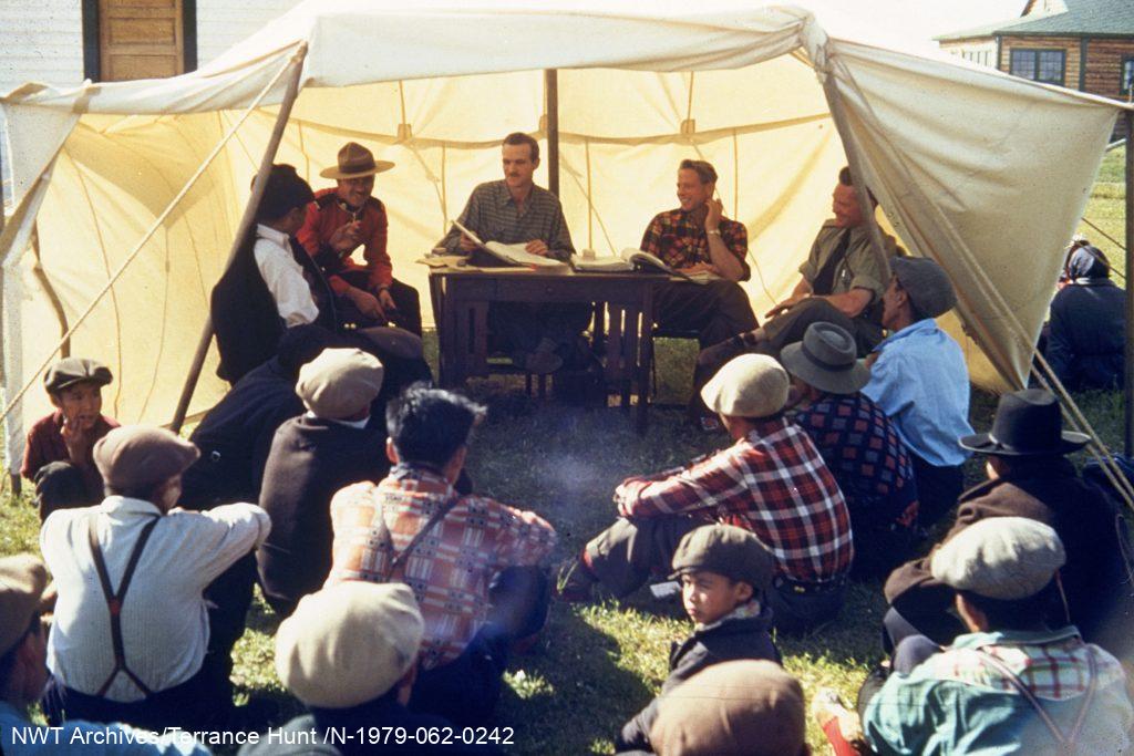 Un agent de la GRC et d’autres fonctionnaires versant aux Dénés à Fort Simpson les annuités découlant du traité, 1954.
