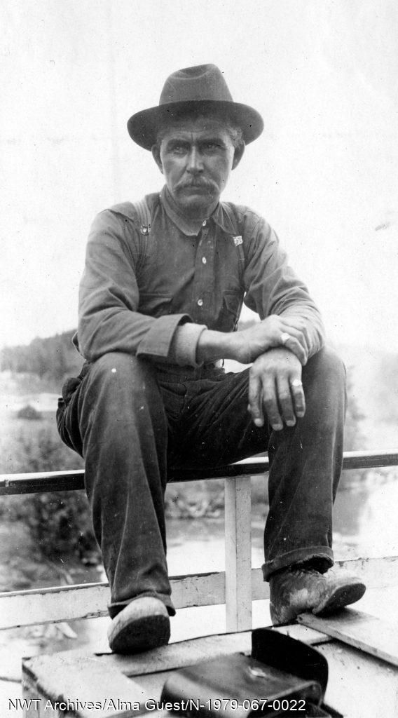 Joe Bird, l’un des pilotes de bateau métis les plus compétents et les plus connus du Nord, a perpétué la tradition de la participation des Métis au transport maritime.