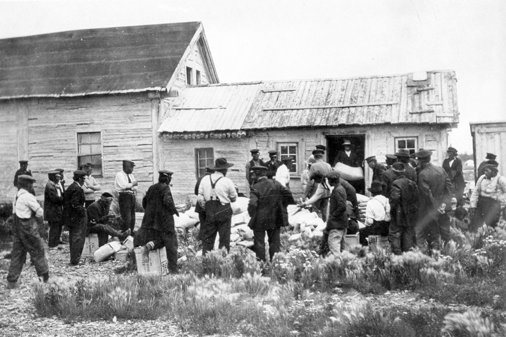 Distribution de vivres et de provisions pendant les journées anniversaires des traités à Fort Rae, 1925.