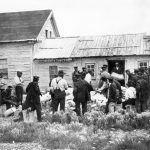 Distribution de vivres et de provisions pendant les journées anniversaires des traités à Fort Rae, 1925.
