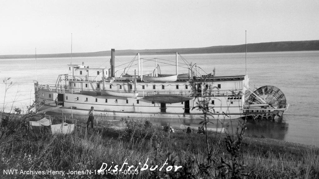 Le Distributor, le bateau à roues à aubes naviguant le fleuve Mackenzie en 1920.