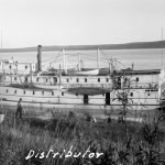 Le Distributor, le bateau à roues à aubes naviguant le fleuve Mackenzie en 1920.