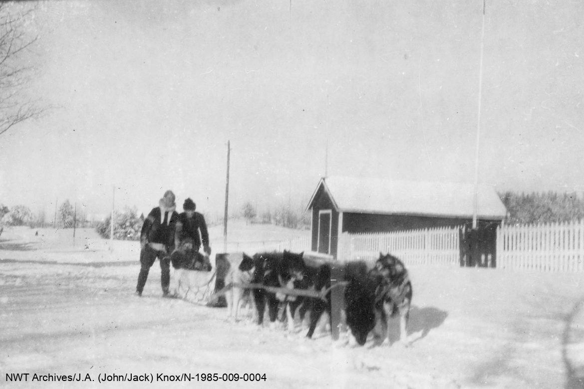 William Hoare et le garde-chasse Knox se préparent à quitter Fort Smith pour explorer le refuge faunique Thelon, 1929.