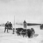 William Hoare et le garde-chasse Knox se préparent à quitter Fort Smith pour explorer le refuge faunique Thelon, 1929.