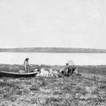 William Hoare transportant son canot avec un attelage de chiens à travers la toundra jusqu’au lac Campbell, refuge faunique Thelon, 1929.
