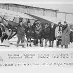 De retour à Edmonton après le premier vol officiel du service postal aérien Mackenzie, en janvier 1930. De gauche à droite: F.B. Watt (presse), G.H. Rocke (maître de poste, Ft. McMurray), Tim Sims (mécanicien), C. Becker (directeur), R.W. Hale (inspecteur principal des opérations), F.X.J. Leger (chef de district), « Wop » May (pilote), M. Soloway.