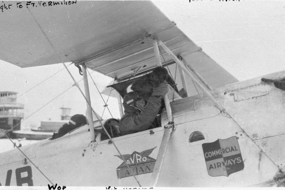 Wop May et Vic Horner dans un avion à cockpit ouvert Avro Avian de Commercial Airways.