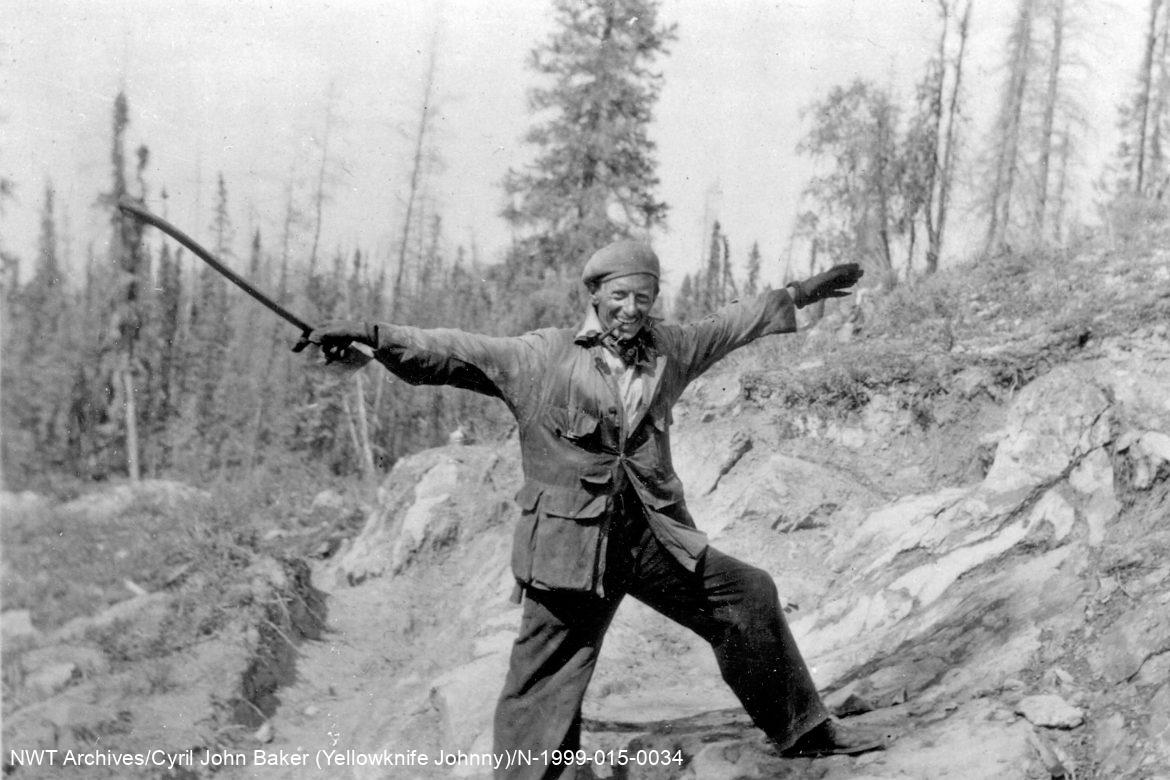 Yellowknife Johnny Baker sur le site de sa découverte « géante » au début du printemps 1935. Il montre que « C’est GROS », en baptisant la mine Giant.