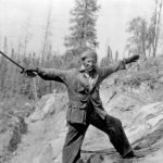 Yellowknife Johnny Baker sur le site de sa découverte « géante » au début du printemps 1935. Il montre que « C’est GROS », en baptisant la mine Giant.