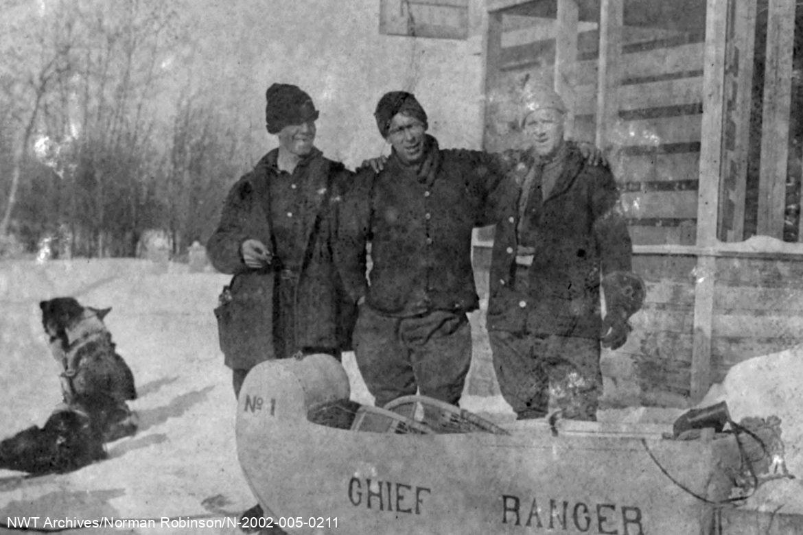 Browning [un autre ranger?] et Willie [Billy] McNeill avec Norman Robinson debout derrière le traîneau arborant la mention Chief Ranger à Fort Smith, 1924. 