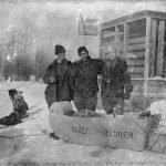 Browning [un autre ranger?] et Willie [Billy] McNeill avec Norman Robinson debout derrière le traîneau arborant la mention Chief Ranger à Fort Smith, 1924. 