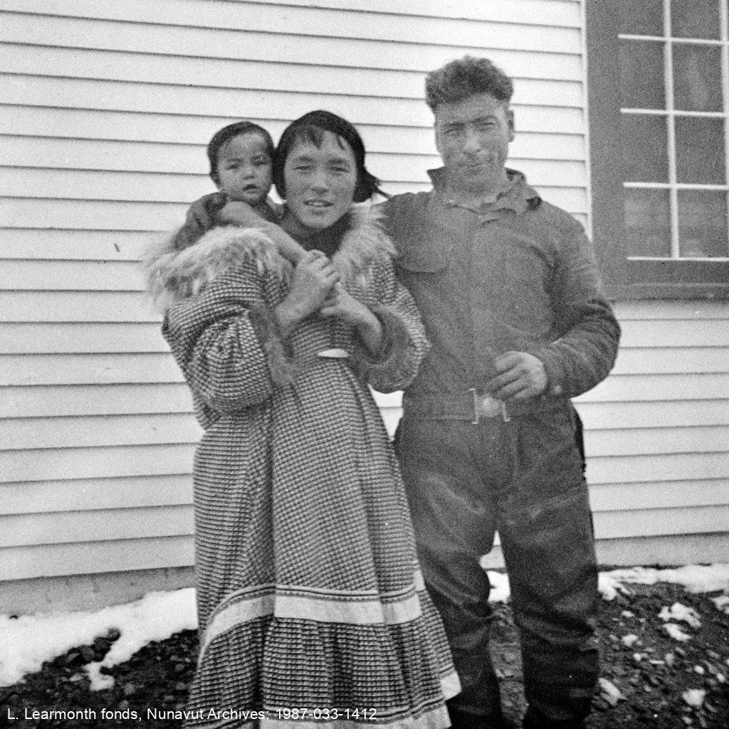 Patsy Klengenberg, sa femme et (Lameils?), enfant adopté à Coppermine (aujourd’hui Kugluktuk) en 1942.